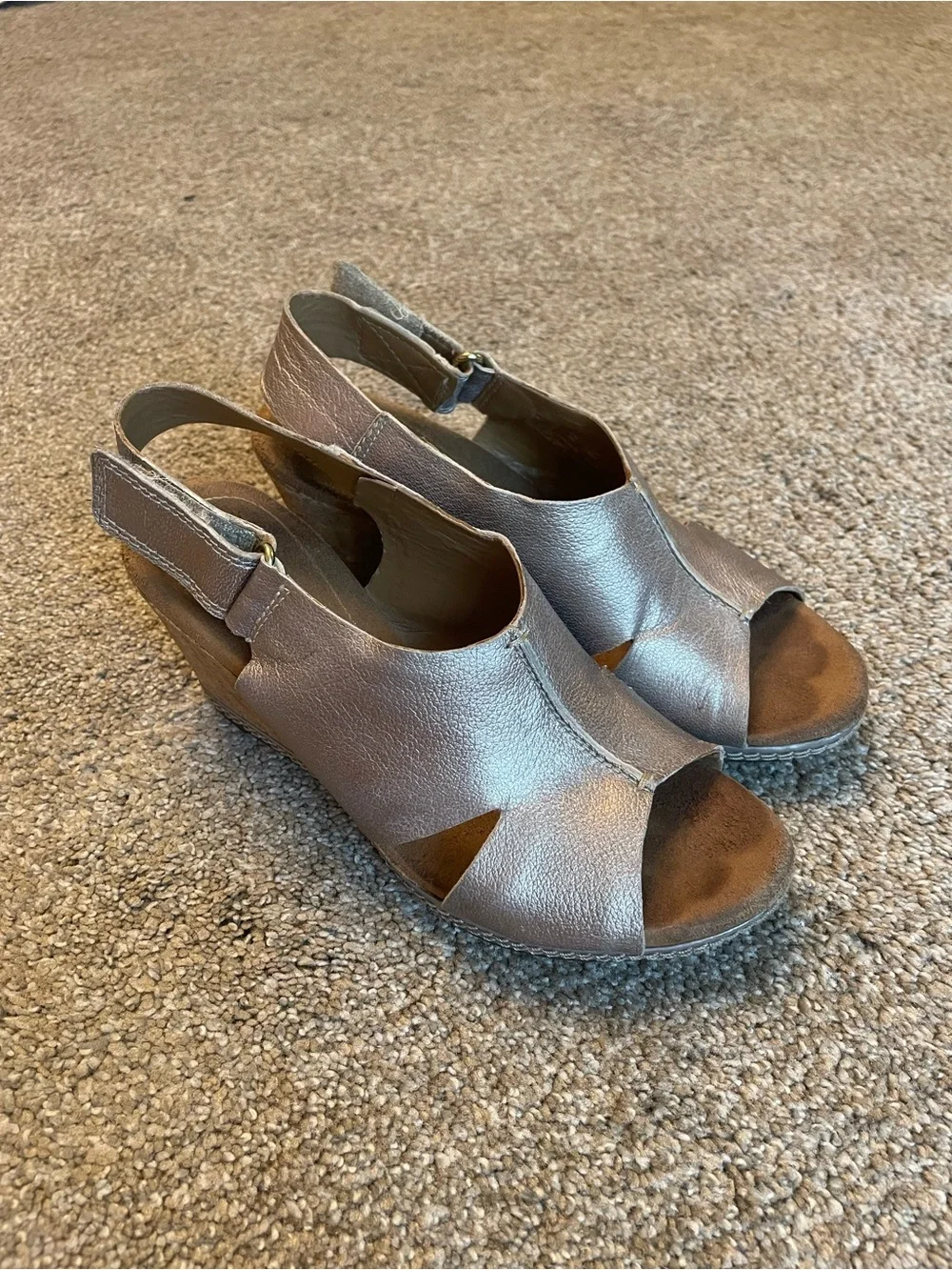 Clark’s Helio Float Wedge Slingback Sandals in Metallic Champagne Pewter Size 6